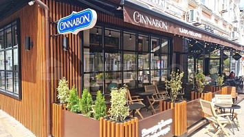 Уличная терраса для кафе-пекарни "Cinnabon"
