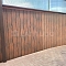 Отделка стены из древесно-полимерного композита цвета палисандр